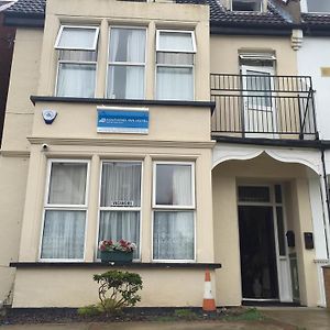 Southend Inn Hotel - Close To Beach, Train Station & Southend Airport